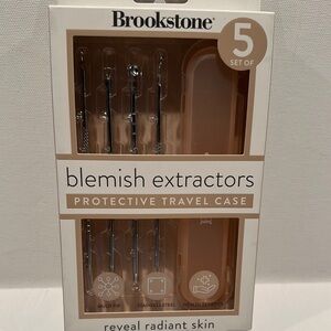 NWT Brookstone Blemish Extractors set of (5) in a Protective Travel Case.